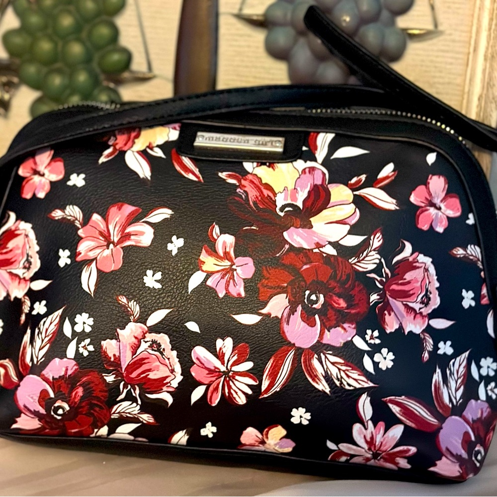 EUC Madden Girl adjustable bag w/ plenty of room & colourful material outside.